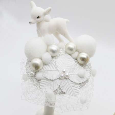 Reh Fascinator in Weiss mit Kugeln und Tanne